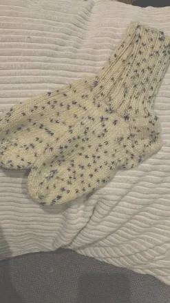Tradera Handstickade sockor off-white strumpor med mörkblåa detaljer ca storlek 38^ Kläder