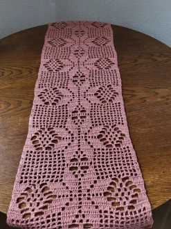 Tradera ****HANDVIRKAD ROSA LÖPARE **NY****^ Hemtextil