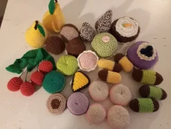 Tradera Handvirkade bakverk 28 st kakor bakelser macarons frukt amigurumi> Övriga Leksaker