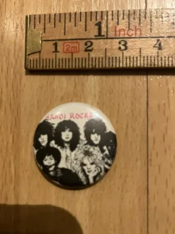 Tradera HANOI ROCKS - GROUP - KNAPP / BUTTON - NÅL / PIN - FRÅN 1980 TALET SAMFRAKTAR^ Merchandise