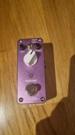 Tradera Harley Benton Spinner vibe/Chorus Pedal NYSKICK^ Musikinstrument