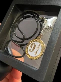 Tradera Harry Potter- smycke på läderhalsband i cool ram! Allt helt nytt!^ Filmmemorabilia