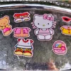 Tradera Hello Kitty med 8 magneter med olika tillbehör CHARM> Magneter