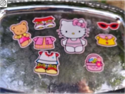 Tradera Hello Kitty med 8 magneter med olika tillbehör CHARM> Magneter