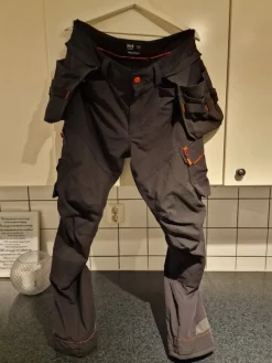 Tradera Helly Hansen svarta arbetsbyxor, storlek 52> Skyddsutrustning & Kläder