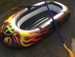 Tradera Helt ny! Gummibåt med åror, stl 170x93cm.> Utomhusleksaker