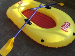 Tradera Helt ny.! Gummibåt med åror, stl 150x90cm.> Utomhusleksaker