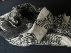 Tradera Helt ny H&M grå och vit halsduk med fransar, storlek 190X45> Sjalar & Halsdukar