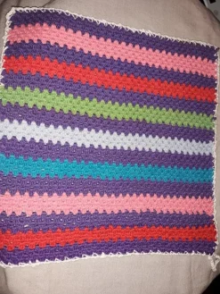 Tradera Helt Ny virkad Handuk i Retromönster i Glada färger 33cm x 34 cm Men Ögla> Hemslöjd