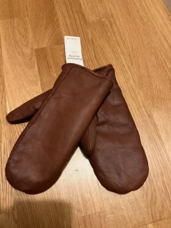 Tradera Helt nya tumvantar i skinn från Lindex strl M/L> Handskar & Vantar
