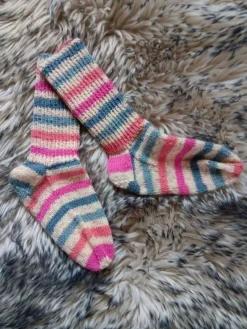 Tradera Hemstickade tunna raggsockor 6-8år.^ Kläder