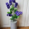 Tradera Konstgjorda Växter<Hög grå cylinderformad vas med lila konstgjorda syrener