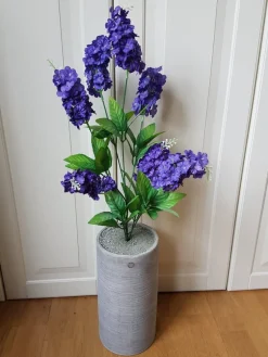 Tradera Konstgjorda Växter<Hög grå cylinderformad vas med lila konstgjorda syrener