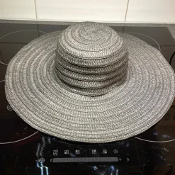 Tradera Åhléns mörkgrå solhatt> Accessoarer