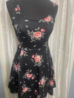 Tradera H&M Divided svart blommiga sommarklänning, storlek EUR 34^ Damkläder