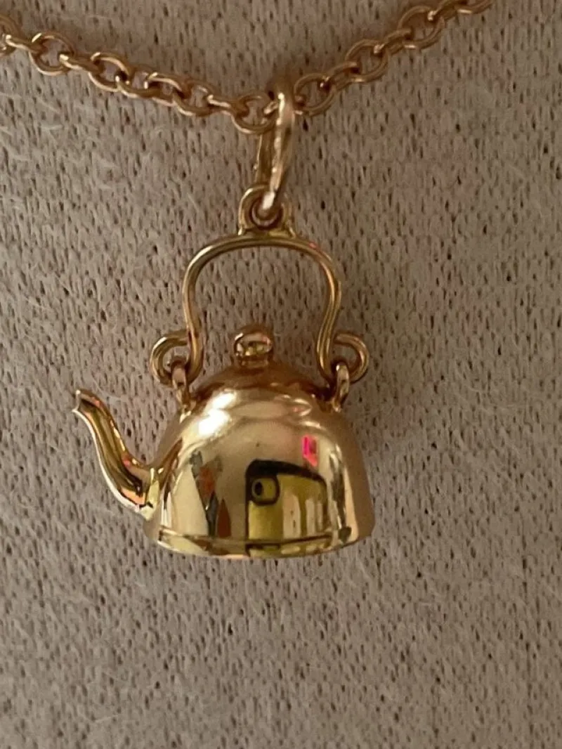 Tradera Övriga Smycken<Hänger Vattenkokare 18k svenska stämplat.