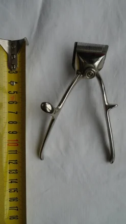 Tradera Kuriosa<Hårklippningsapparat av mindre modell i metall i fint skick klippare för hår