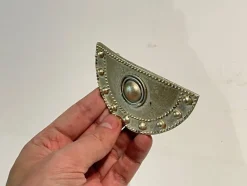 Tradera Hårsmycken & Diadem<Hårspänne eller brosch silver sköld Korfa / Korfu Grekland - Vintage smycke