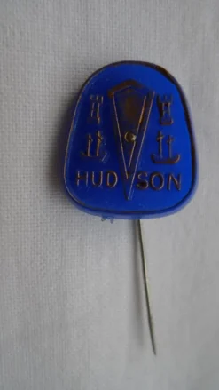 Tradera Mobilia<HUDSON - märke i plast nålmärke pin