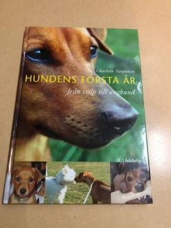 Tradera Hundens första år från valp till unghund / Swanstein, Charlotte> Husdjursböcker