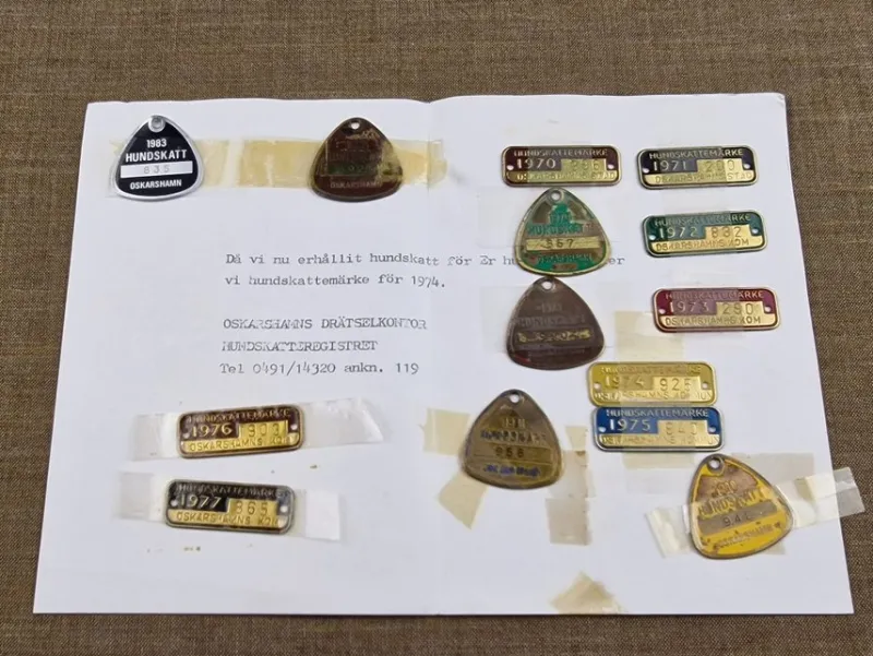Tradera Kuriosa<HUNDSKATTEMÄRKEN FRÅN OSKARSHAMN, 14 st