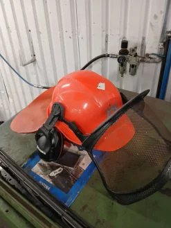 Tradera Husqvarna hjälm med hörselskydd och ansiktsskydd> Skyddsutrustning & Kläder
