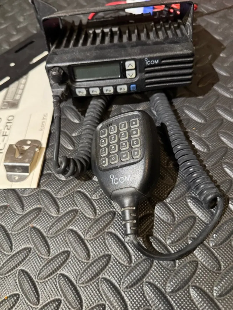 Tradera ICOM IC-F110 VHF-radio^ Amatörradio