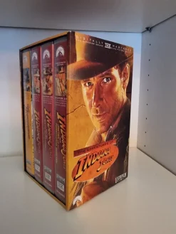 Tradera Indiana Jones (Svensk VHS BOX + Young Indiana Jones Chronicles - UDDA) 4 st^ Vhs-filmer