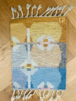 Tradera INGEGERD SILOW. Matta, rölakan, signerad, ca 60X46 cm> Mattor