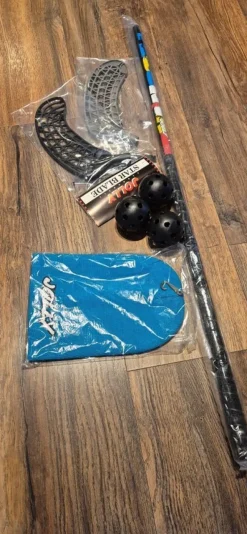 Tradera Innebandy<Innebandypaket med klubba, två blad, bollar och mössa