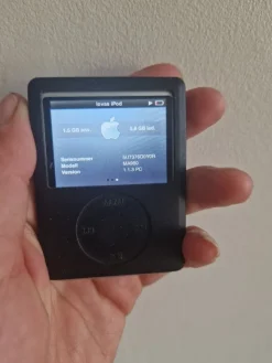 Tradera iPod 8GB - silver med svart Silikonskydd^ Mp3 & Mp4-spelare