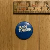Tradera IRON MAIDEN - LOGO - KNAPP / BUTTON - NÅL / PIN - FRÅN 1980 TALET SAMFRAKTAR^ Merchandise