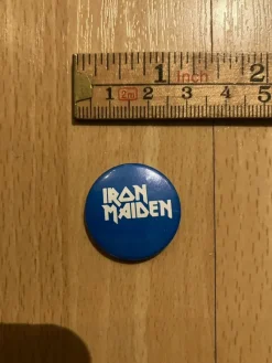 Tradera IRON MAIDEN - LOGO - KNAPP / BUTTON - NÅL / PIN - FRÅN 1980 TALET SAMFRAKTAR^ Merchandise