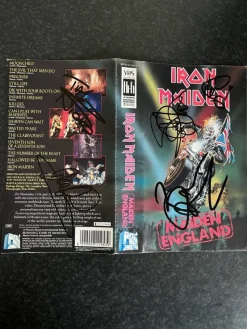 Tradera Iron maiden vhs booklet , signerad. Passa på.^ Autografer