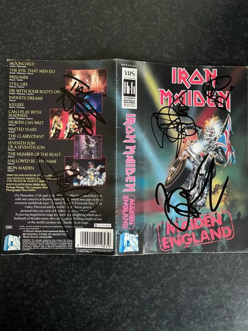 Tradera Iron maiden vhs booklet , signerad. Passa på.^ Autografer