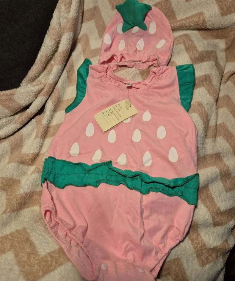 Tradera Jordgubbe dräkt med mössa stl 90> Maskeradkläder