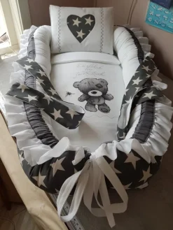 Tradera Jättefin Babynest i grå färg /vita stora stjärna handtag, täcke, kudde, hemsytt!> Inredning Barnrum