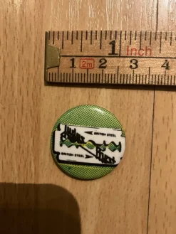 Tradera JUDAS PRIEST - SHAVING BLADE - KNAPP / BUTTON - NÅL / PIN - FRÅN 1980 TALET^ Merchandise