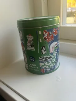 Tradera Kakburk Fazer Moomin biscuits Mumin i plåt mörkgrön 175g från 2018> Gosedjur