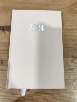 Tradera Kalender 2024 Rosa 2-pack GULLERS> Almanackor & Kalendrar