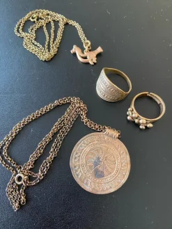 Tradera Övriga Smycken<Kalevala Fågel från Hattula samt smycken i brons/mässing