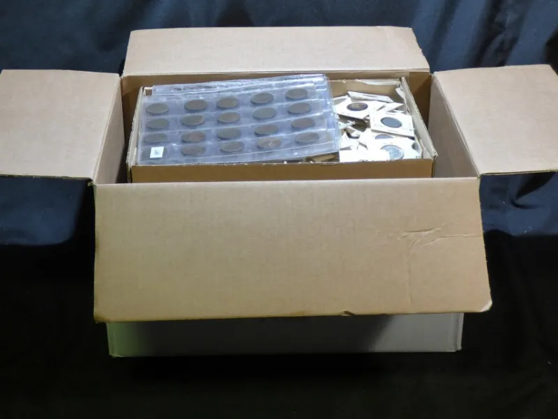 Tradera Kartong med mynt, album, sedlar, mm Vikt ca: 10 kg. FRI FRAKT^ Övrigt Mynt & Sedlar