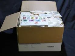 Tradera Kartong med stpl/*/** frimärken, album, satser, mm. Ca: 11 kg. FRI FRAKT^ Övriga Världen