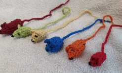 Tradera Lek & Spel<Katt och råtta-spel - handgjort spel med virkade råttor #GRÖN MUGG