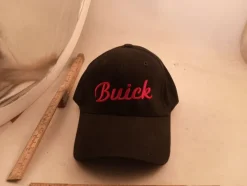 Tradera Keps buick svart med röd text> Huvudbonader