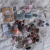 Tradera 1,5KG råa & trumlade STENAR : Kvarts , Karneol , Charoit , Larimar osv / HEALING^ New Age
