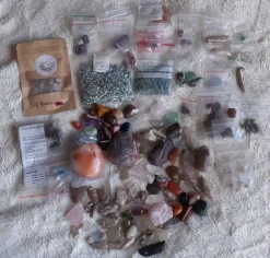Tradera 1,5KG råa & trumlade STENAR : Kvarts , Karneol , Charoit , Larimar osv / HEALING^ New Age
