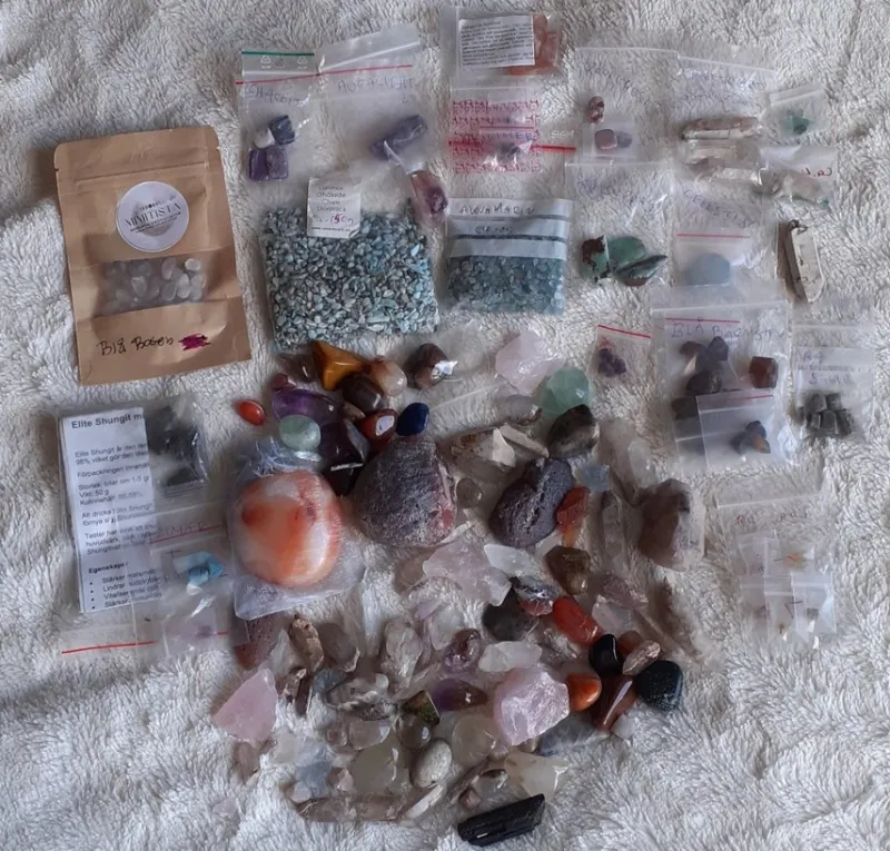 Tradera 1,5KG råa & trumlade STENAR : Kvarts , Karneol , Charoit , Larimar osv / HEALING^ New Age