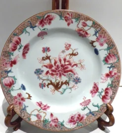 Tradera Kian Long 1735-96 Kina porslinstallrik.Famille Rose.> Orientalisk Konst & Porslin