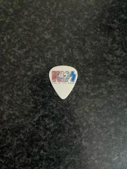 Tradera Musikmemorabilia<Kiss plektrum , turné , end of the road. Gene Simmons